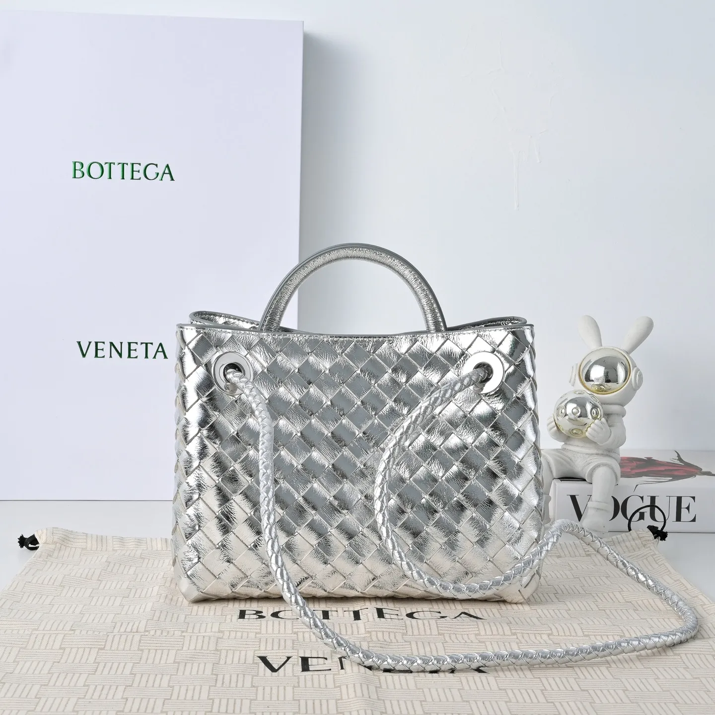 The 2023 new Andiamo batch of 1860 BV has been shipped‼ ️Really popular🔥The new Andiamo woven handbag launched by Bottega Veneta this season is really popular all over the world! ! Celebrities at home and abroad have worn it, and Oscar-winning actress Michelle Yeoh has taken it out on the street. Song Jia, Trai Yara, Yu Feihong, Sanji Ayaka, Rosie Hunting-Whiteley, Yoshioka Riho, etc. have all picked up this bag. It is classic and versatile, showing off its temperament, and the bag capacity is also large, which is very convenient for daily commuting! ! A variety of carrying methods, the shoulder straps can be adjusted by yourself, the original lambskin feels soft and delicate, and the unisex style breaks the gender boundaries and brings a more practical and longer-lasting use experience. Andiamo, which has both elegant and casual styles, perfectly interprets the true appearance of "fashionable old money style". Style number: 7463 Size: 25*22*10.5cm